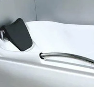 Ручки, подголовник в ванне - фото