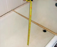 Измерение глубины ванны - фото