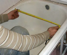 Измерение ширины ванны - фото
